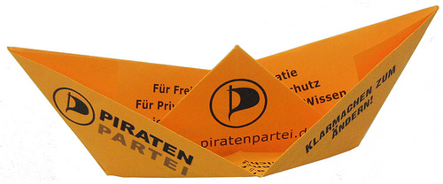 Piratenpartei-Flyer als Papierschiff (CC-BY-SA Piratenpartei Deutschland)