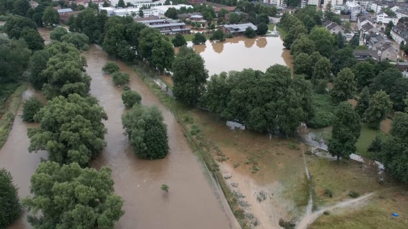 Screenshot eines Drohnen-Videos mit Ansicht der von der Wupper überfluteten Schusterinsel und der benachbarten Straßen in Leverkusen-Opladen