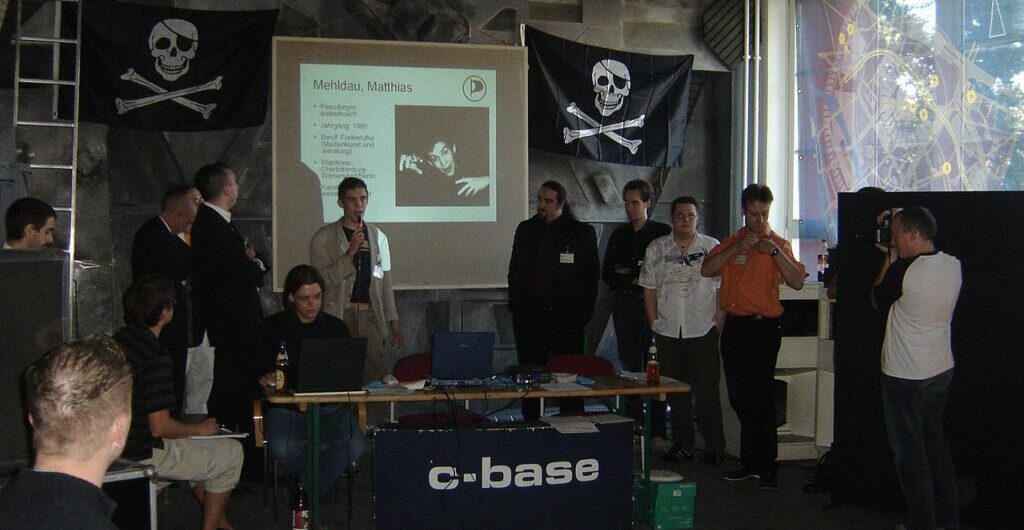 Foto von der Gründung der Piratenpartei Deutschland am 10.09.2006 in der c-base in Berlin