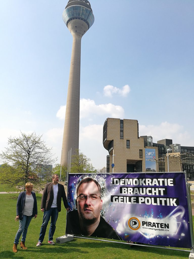 Wahlkampf-Großplakat in Düsseldorf: Demokratie braucht geile Politik