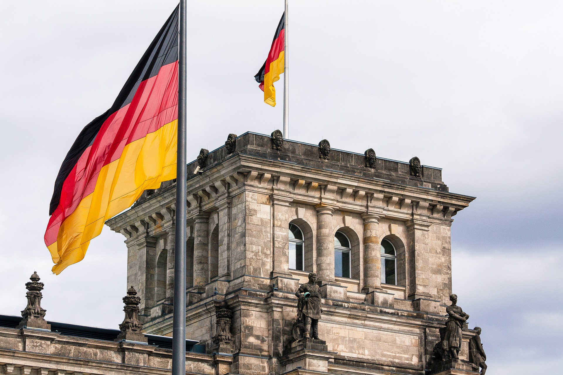 Reichstag mit Deutschlandfahnen