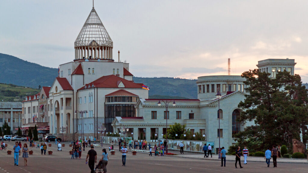 Platz der Wiedergeburt mit dem Gebäude der Nationalversammlung in Stepanakert (CC-BY-SA 4.0 Marcin Konsek)