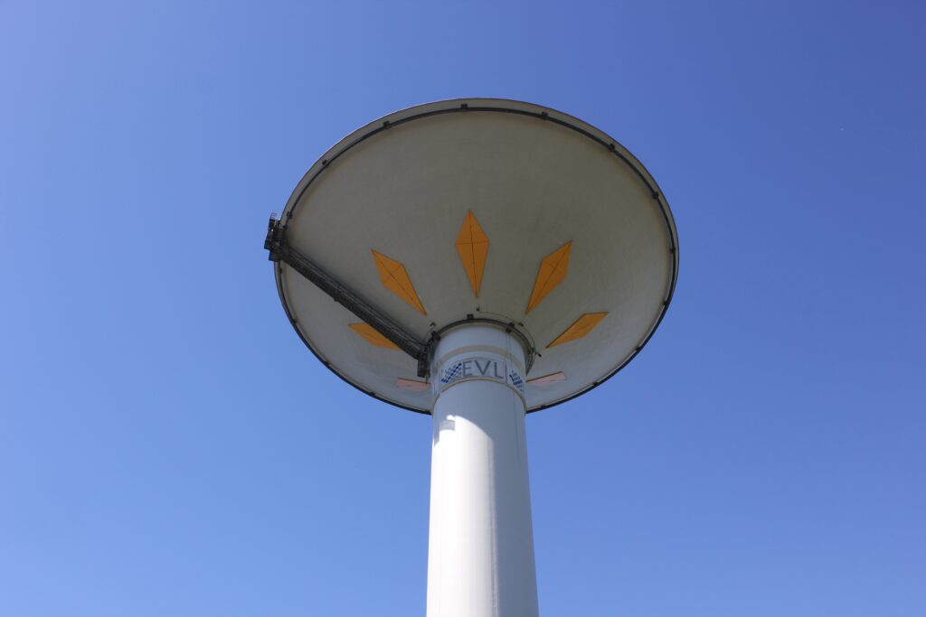 Der EVL-Wasserturm von schräg unten gegen einen blauen Himmel aufgenommen
